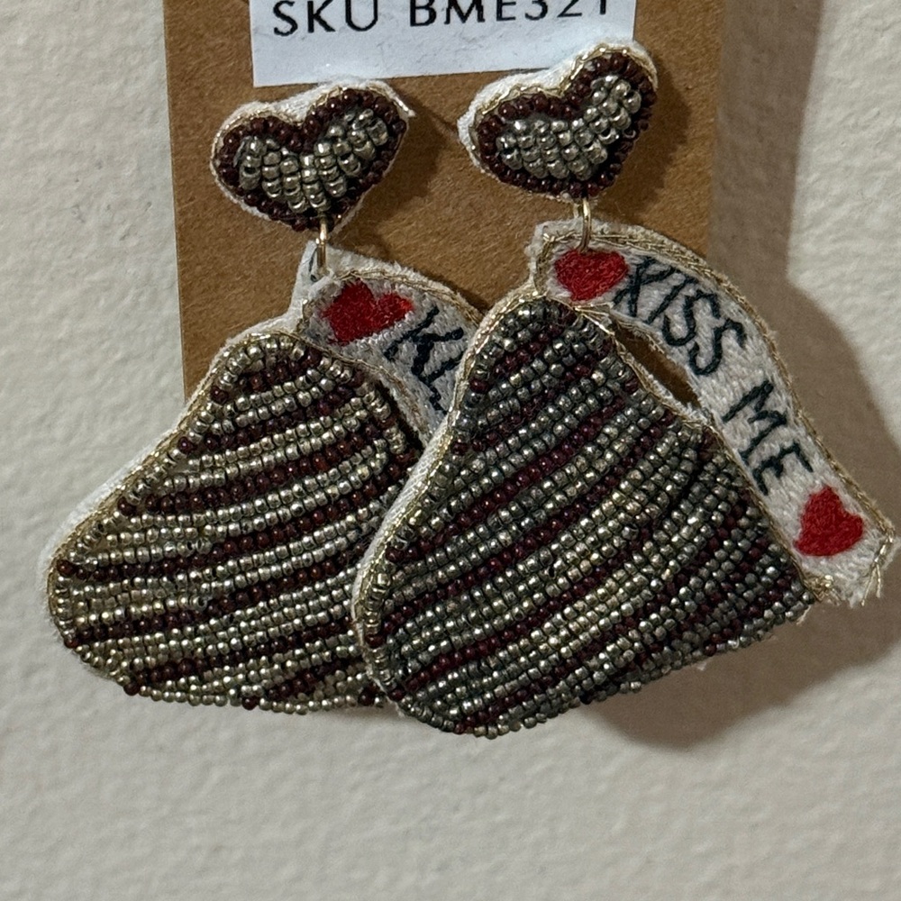 💝NEW Kiss Me Valentine’s Day Earrings